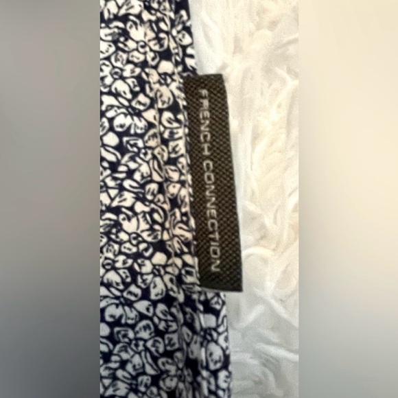 French Connection Long Sleeve Button Down
Collared Shirt. Size M - Picture 3 of 5